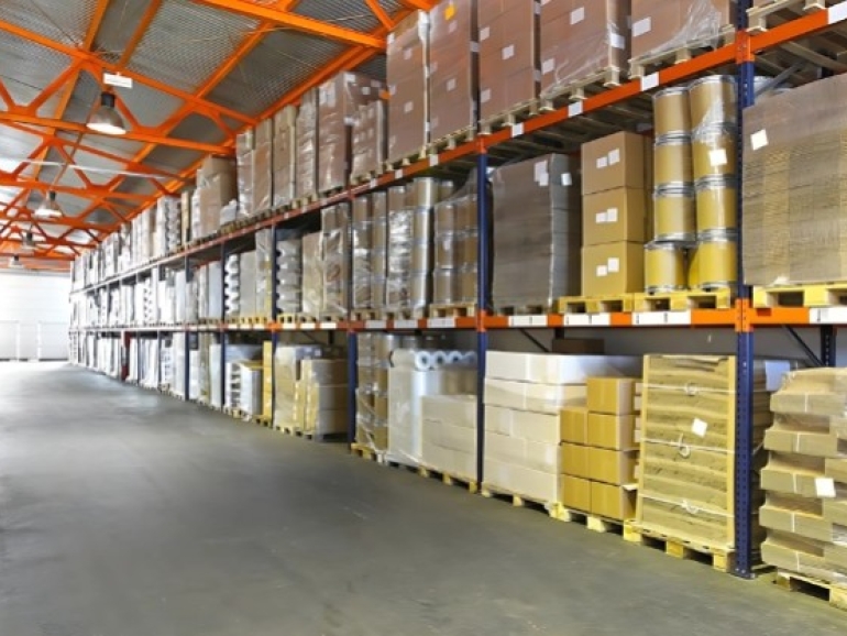 Acondicionamiento de almacén logístico: equipamiento y estanterías necesarias